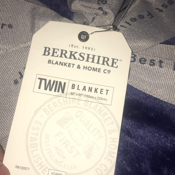 Beautiful Super Soft Twin Size Blanket - Picture 3 of 3